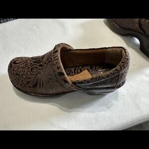 Stylish Brown Leather Clogs with Intricate Floral Design
